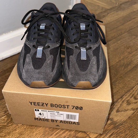 Yeezy Boost 700 - Picture 3 of 9